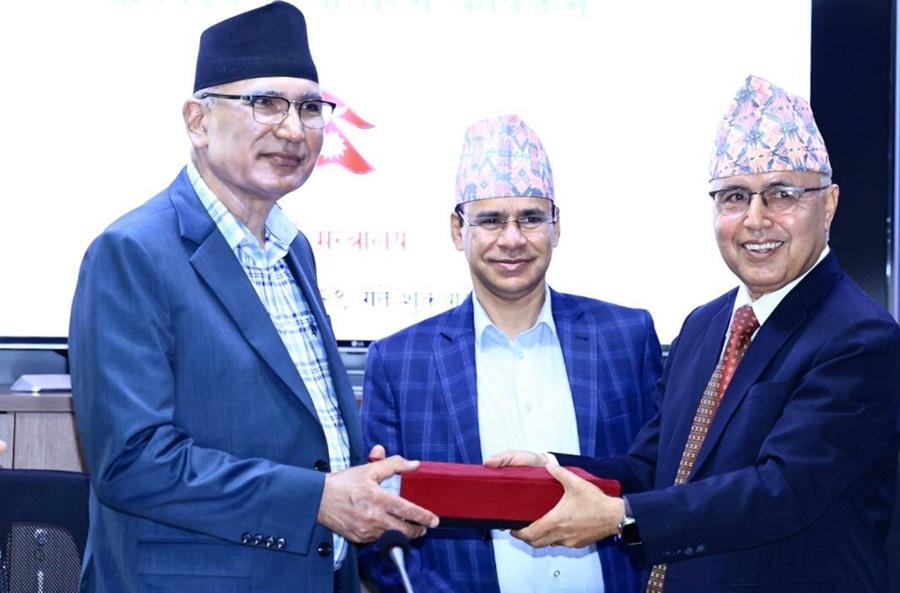 बैंकिङ सुधारका लागि उच्चस्तरीय आयोगको १० सुझावसहितको प्रतिवेदन