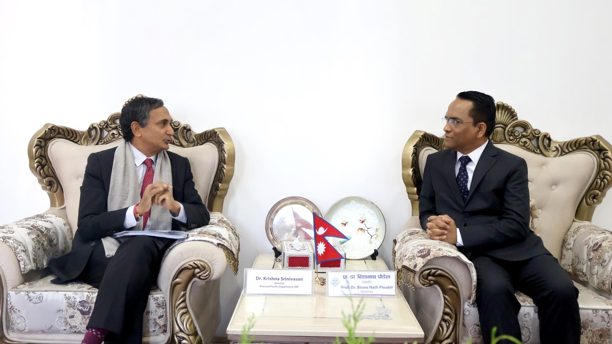 आईएमएफका एसिया–प्रशान्त निर्देशक डा. कृष्ण श्रीनिवासन र गभर्नर डा. विश्वनाथ पौडेलबीच आर्थिक विषयमा विस्तृत छलफल