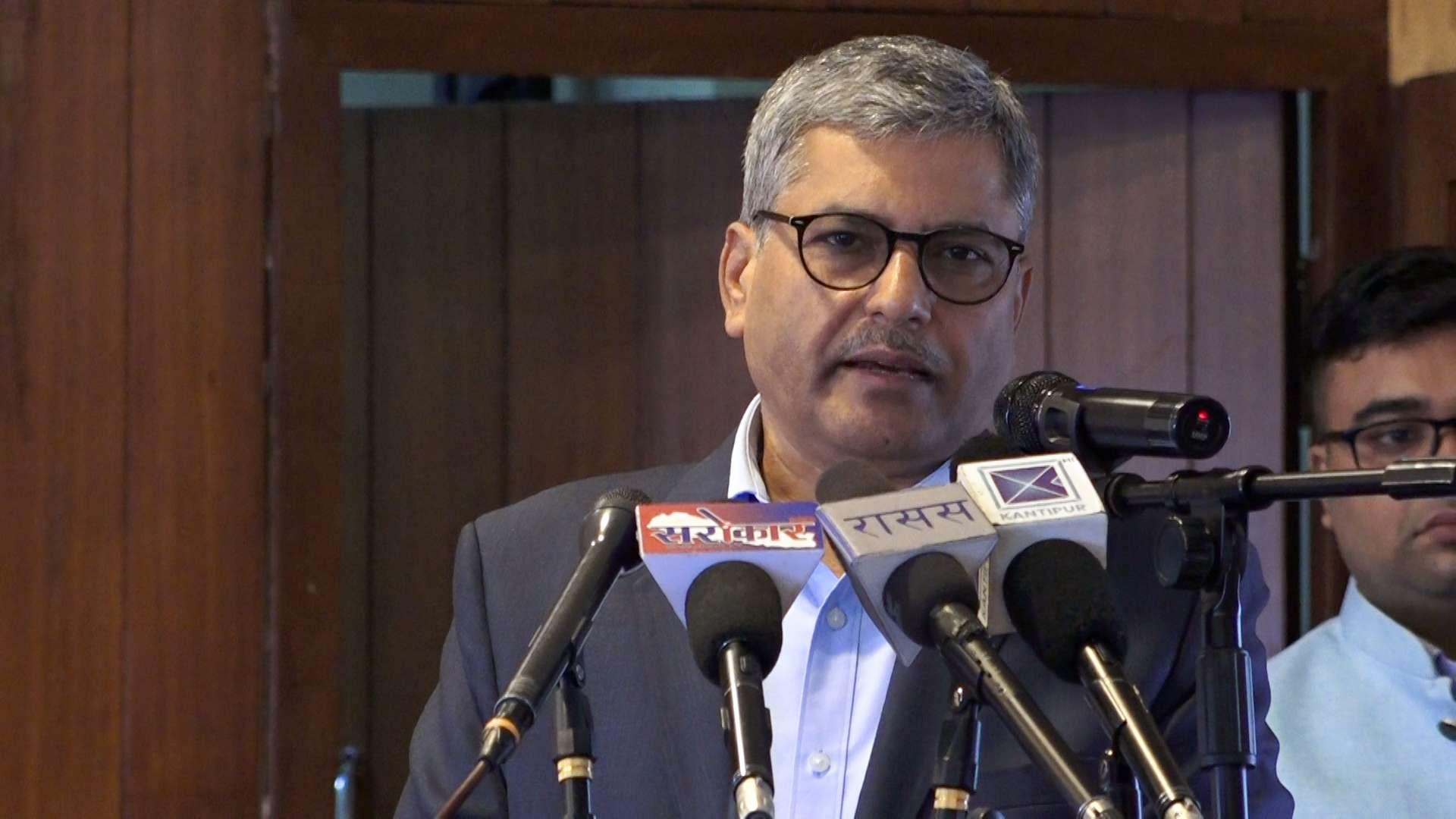 गभर्नर अधिकारी: लचिलो नीतिले अर्थतन्त्र सुधार हुँदै