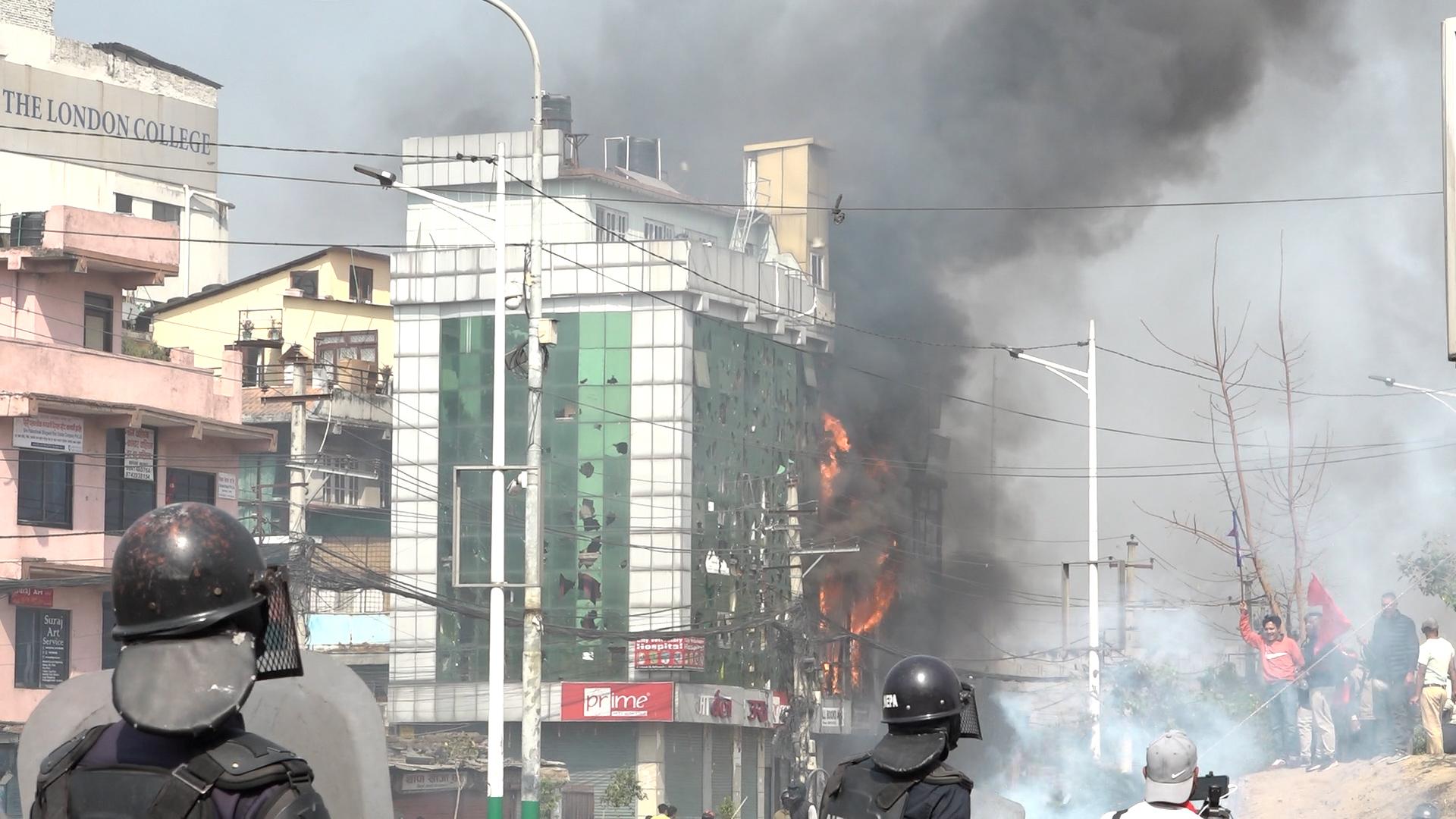 तीनकुनेको राजवादी प्रदर्शनमा तनाव: आगजनी, गोली र झडपमा घाइते