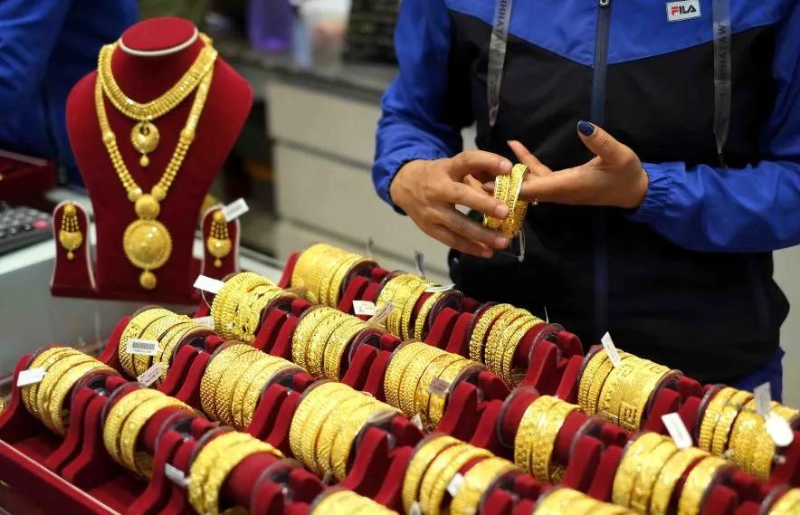 सुनको भाउ एकैदिन तोलामा १,९०० रुपैयाँले घट्यो, चाँदीको मूल्य पनि ओरालो