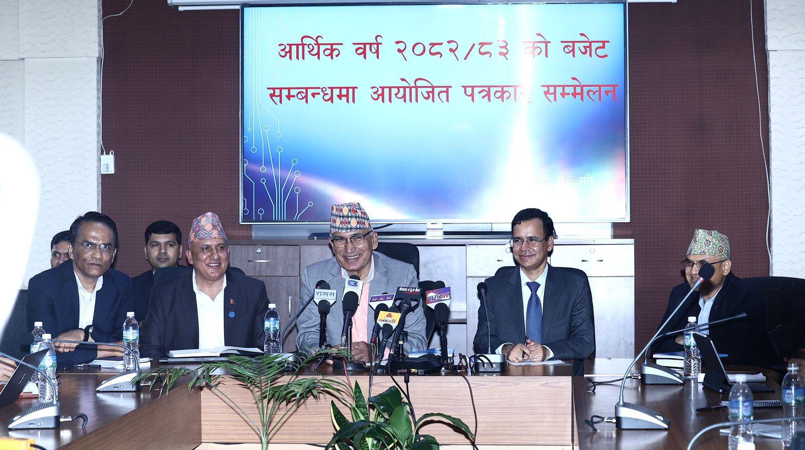 पत्रकार सम्मेलनमार्फत अर्थमन्त्रीले सुनाए बजेट २०८२/८३ का १० मुख्य हाइलाइट्स