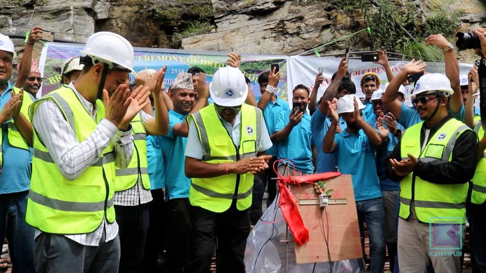 भोटेकोशी–१ जलविद्युत आयोजनाको सुरुङ ‘ब्रेकथ्रु’ सम्पन्न