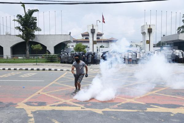 नयाँ बानेश्वरमा जेनजीहरुको उग्र प्रदर्शन, संसद भवनभित्रै प्रवेश