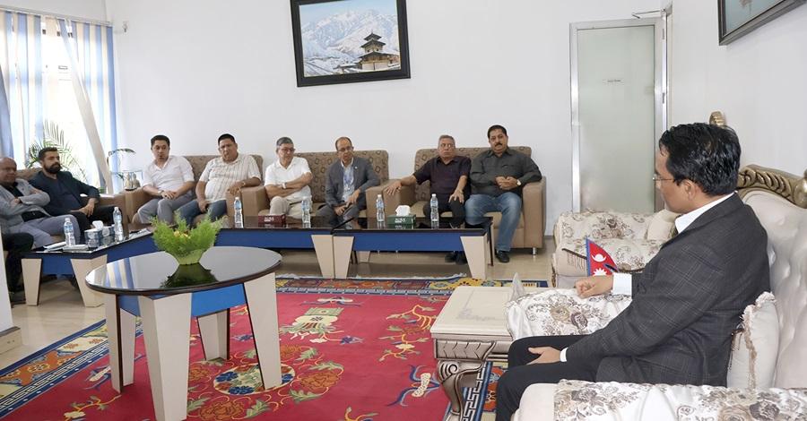 नेपाल राष्ट्र बैंक गभर्नरले उद्योगी व्यवसायी र बैंकर्ससँग छलफल