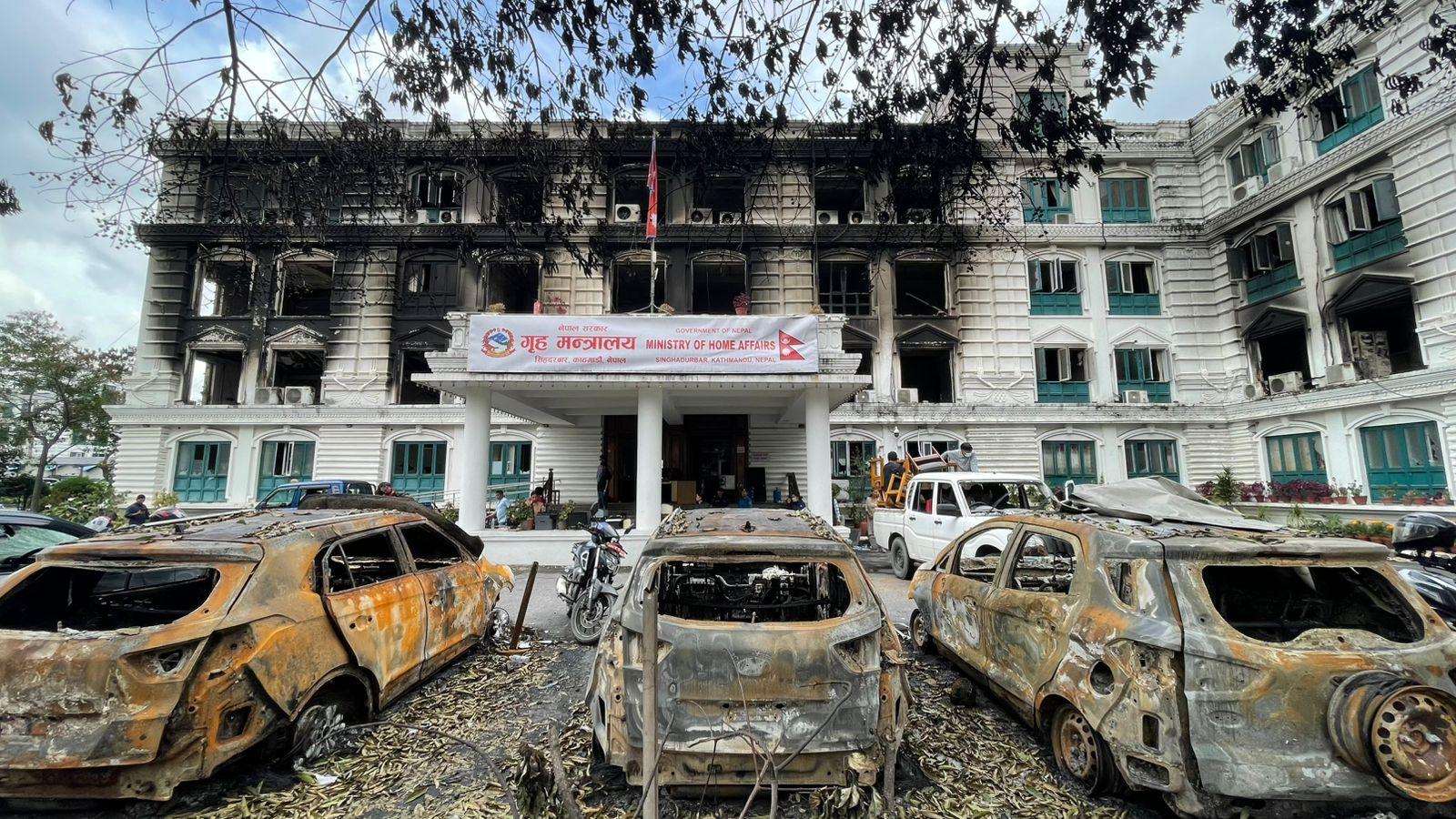 आन्दोलनमा सिंहदरबार वरिपरिकै सरकारी निकायका ४४४ साना गाडी र ६०९ मोटरसाइकल जले