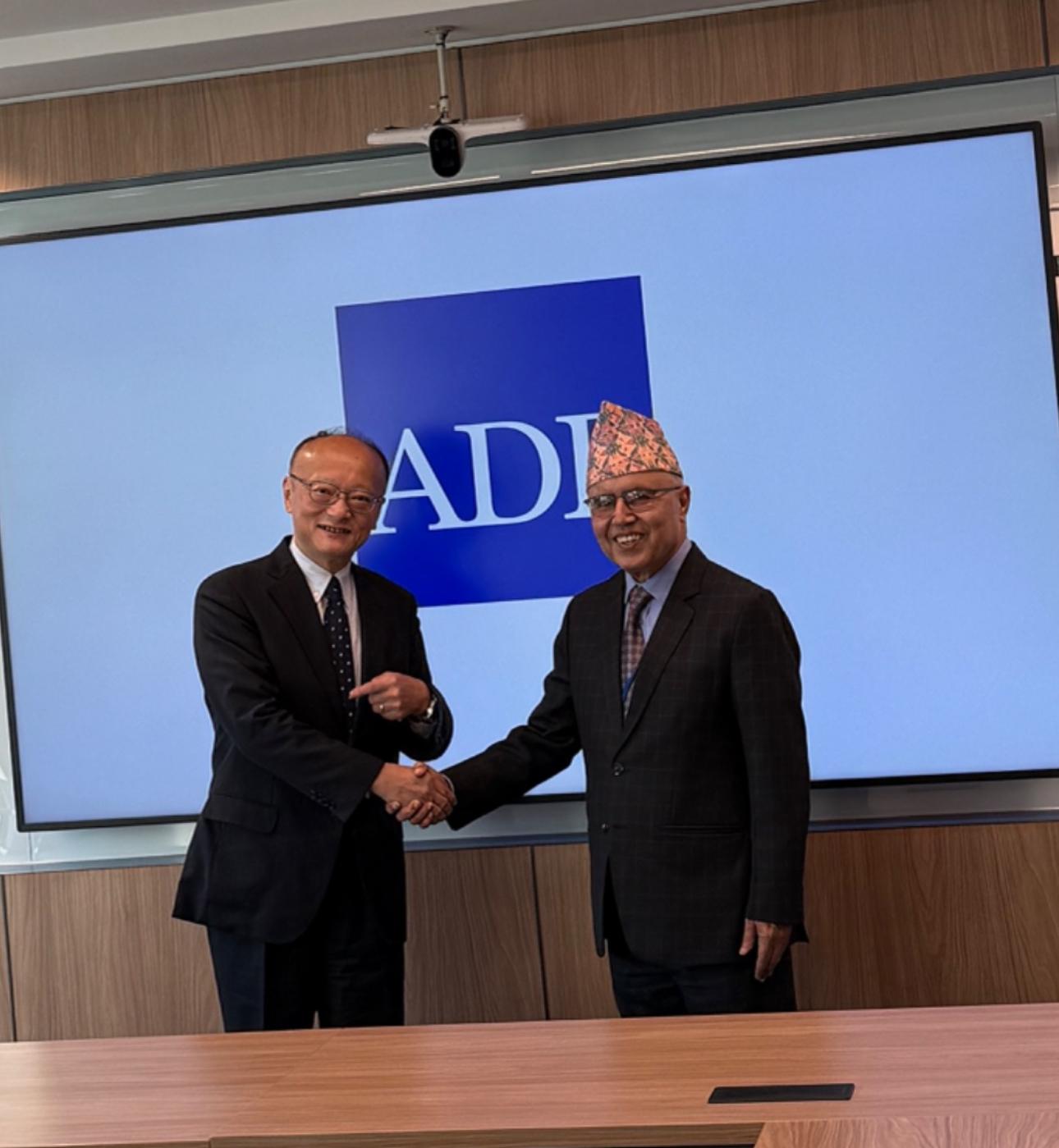 अमेरिकामा अर्थमन्त्री खनाल र एडीबी अध्यक्षबीच भेटवार्ता, नेपालका परियोजनाबारे छलफल